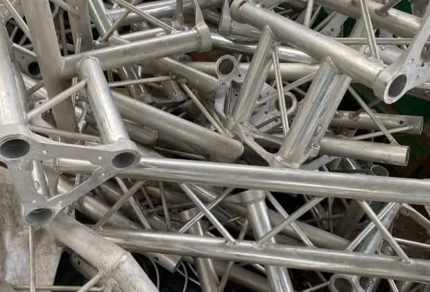 Ile kosztuje aluminium w skupie? Sprawdź aktualne ceny i typy